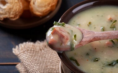10 receitas de sopas e caldos perfeitas para os dias frios do outono e inverno